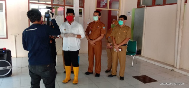 Bupati Dharmasraya Sutan Riska Tuanku Kerajaan, bersama Jubir Covid-19, dr. Rahmadian langsung turun kelapangan